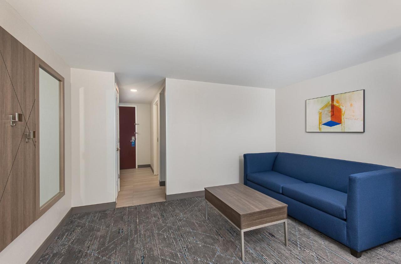 Holiday Inn Express & Suites Columbus At Northlake By Ihg Exterior foto