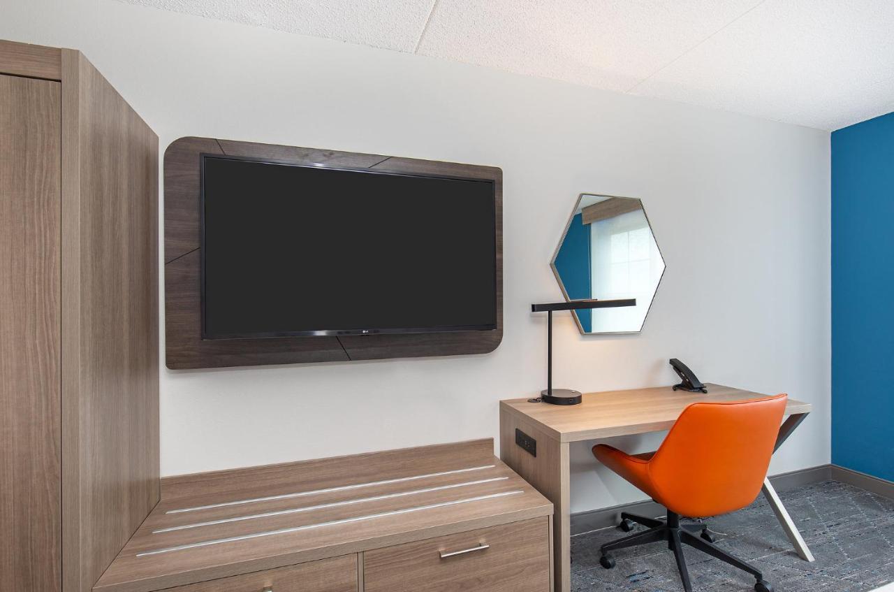 Holiday Inn Express & Suites Columbus At Northlake By Ihg Exterior foto